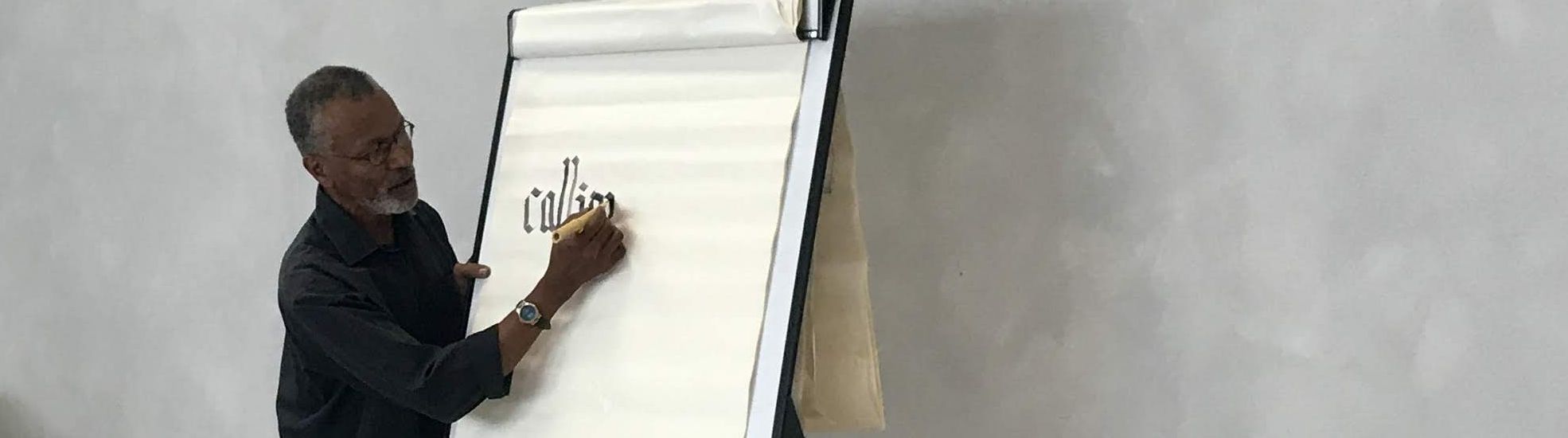 Hassan Musa. Atelier calligraphie à la bibliothèque de Digoin en 2018