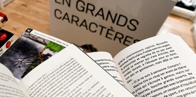 Page d'un livre à la loupe