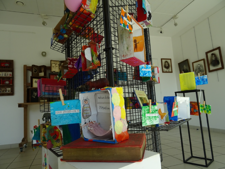 Exposition des boîtes réalisées par les élèves