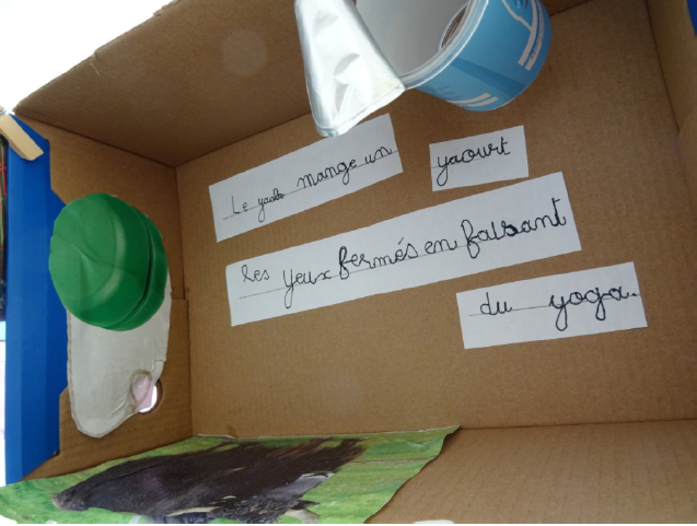 Gros plan sur un boîte réalisée autour de la lettre Y