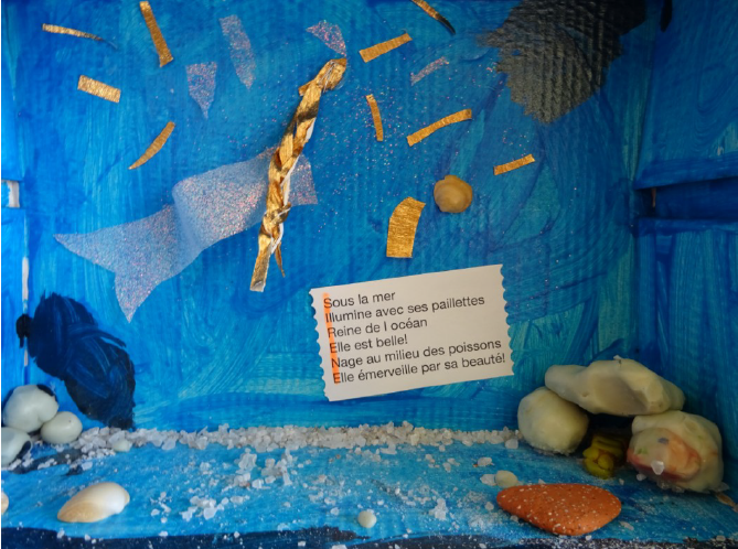 Gros plan sur boîte réalisée avec acrostiche sur le mot "Sirène"