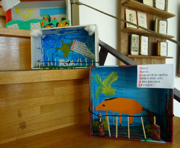 Gros plan sur une boîte réalisée avec acrostiche sur le mot "Cheval"