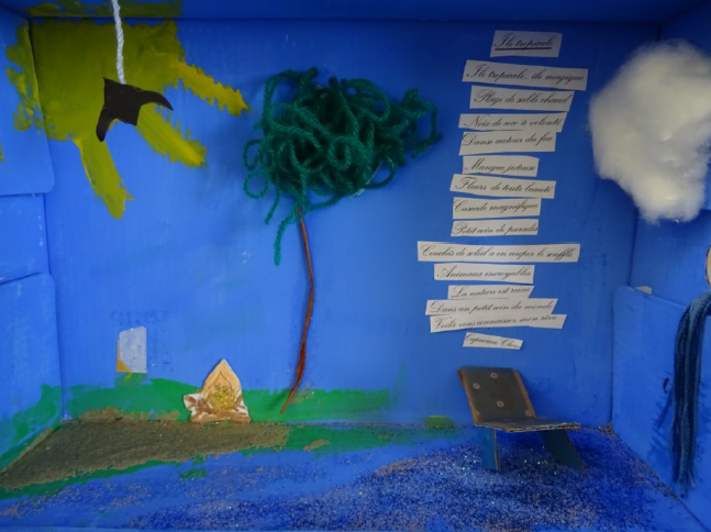 Gros plan sur une boîte + poème sur le thème de la plage