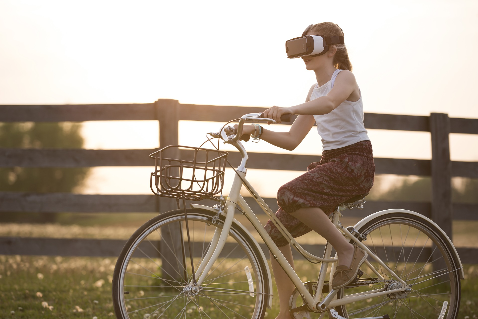 photo de jeune fille sur un vélo avec un casque de réalité augmentée